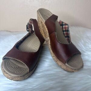 Crocs A-Leigh Brown Leather Cork Shoes Slingback Wedge Sandals Size 7